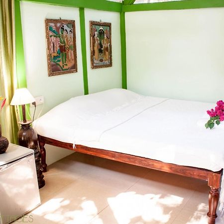 Leela Cottages Morjim Bagian luar foto