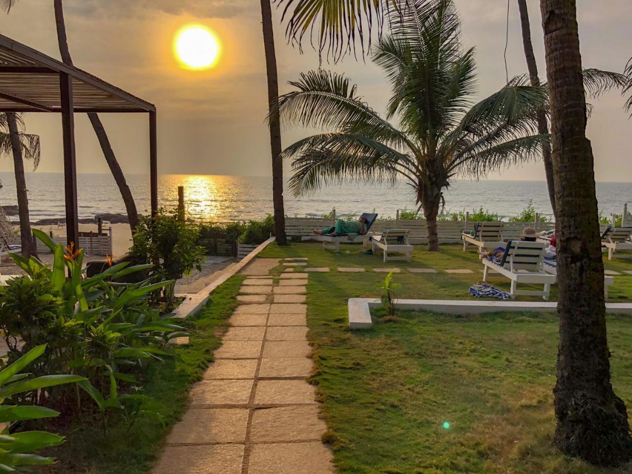 Leela Cottages Morjim Bagian luar foto